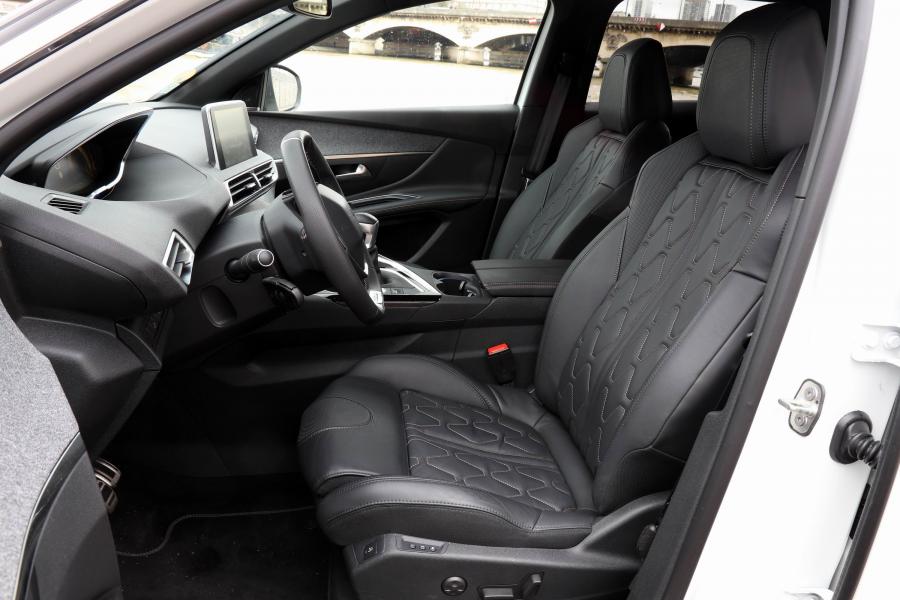 Интерьер Peugeot 3008 GT Line 2016 года  (WW) (фото 22 из 42)